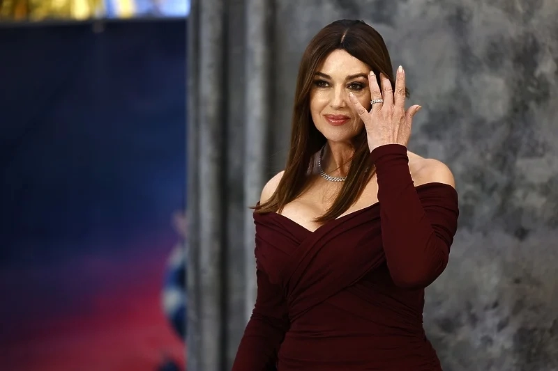 Monica Bellucci privukla pažnju na filmskom festivalu, u prozirnom korzetu istaknula bujne grudi